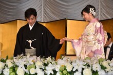 結婚報告会見の様子。左から片岡愛之助、藤原紀香。