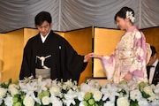 結婚報告会見の様子。左から片岡愛之助、藤原紀香。