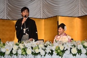 結婚報告会見の様子。左から片岡愛之助、藤原紀香。