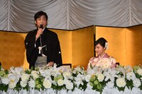 結婚報告会見の様子。左から片岡愛之助、藤原紀香。
