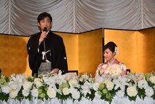 結婚報告会見の様子。左から片岡愛之助、藤原紀香。