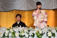 結婚報告会見の様子。左から片岡愛之助、藤原紀香。