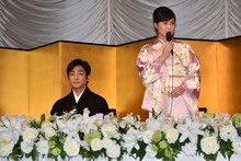 結婚報告会見の様子。左から片岡愛之助、藤原紀香。
