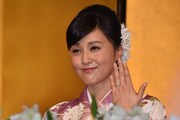 3カラットのダイヤが使用された婚約指輪を披露する藤原紀香。