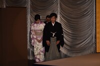 結婚報告会見に登場した藤原紀香（左）と片岡愛之助（右）。