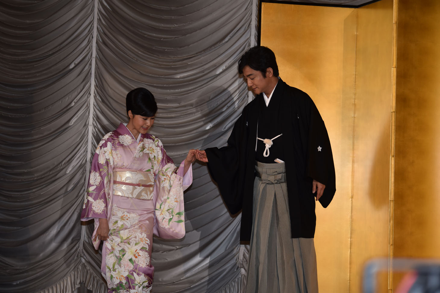 藤原紀香（左）の手を引く片岡愛之助（右）。