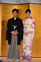 結婚報告会見の様子。左から片岡愛之助、藤原紀香。