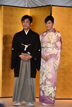 結婚報告会見の様子。左から片岡愛之助、藤原紀香。