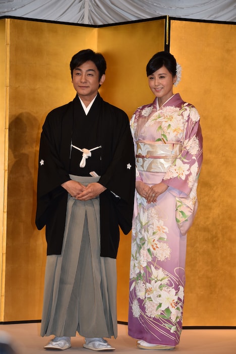 結婚報告会見の様子。左から片岡愛之助、藤原紀香。