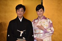 結婚報告会見の様子。左から片岡愛之助、藤原紀香。