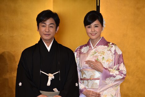 結婚報告会見の様子。左から片岡愛之助、藤原紀香。