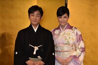 結婚報告会見の様子。左から片岡愛之助、藤原紀香。