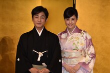 結婚報告会見の様子。左から片岡愛之助、藤原紀香。