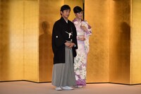 結婚報告会見の様子。左から片岡愛之助、藤原紀香。