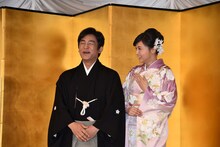 報道陣から頬へのキスを求められ、笑う片岡愛之助（左）と藤原紀香（右）。