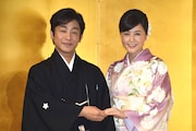 結婚報告会見の様子。左から片岡愛之助、藤原紀香。