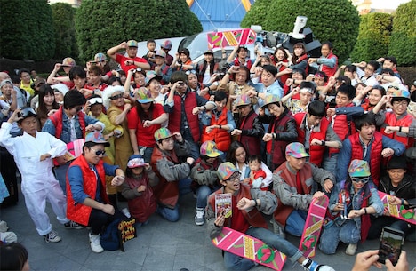 2015年10月21日、「バック・トゥ・ザ・フューチャー・ザ・ライド」の前に集合したファンたち。