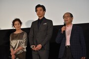 左から倍賞美津子、要潤、志賀廣太郎。