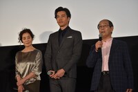 左から倍賞美津子、要潤、志賀廣太郎。