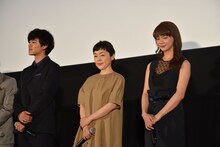 左から北村匠海、小林聡美、多部未華子。