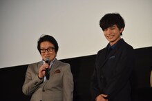 左から水田伸生、北村匠海。