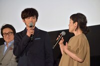 撮影現場を振り返る北村匠海（中央）と小林聡美（右）。