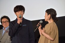 撮影現場を振り返る北村匠海（中央）と小林聡美（右）。