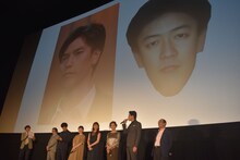 スクリーン左から要潤、100年後の日本人の平均顔予想写真。