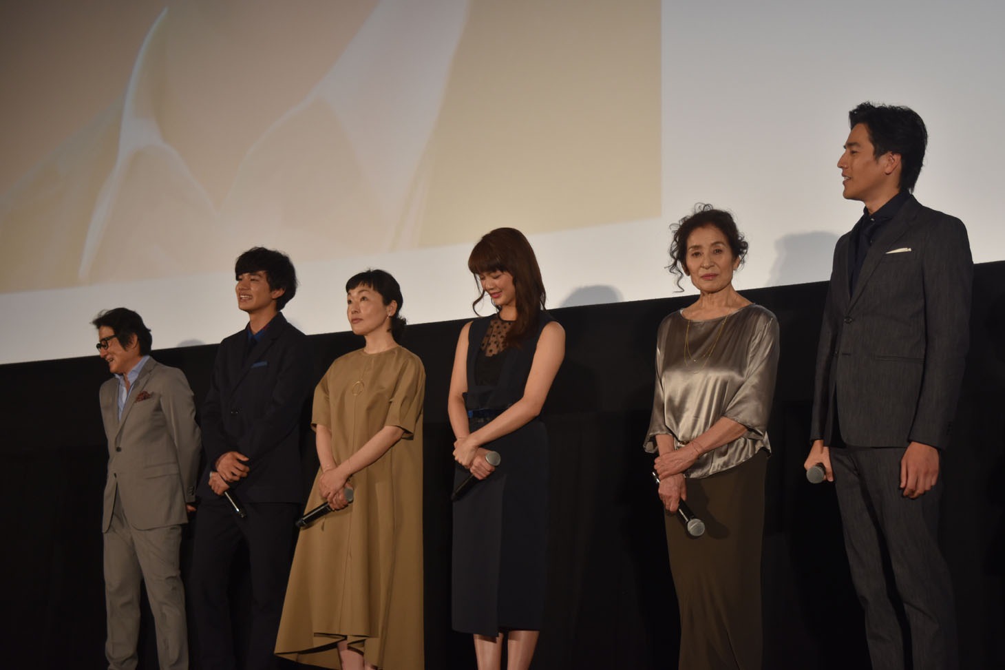 100年後の日本人の平均顔に困惑する登壇者たち。