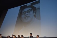 スクリーンに映し出された、志賀廣太郎の20歳の頃の写真。