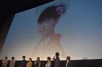 スクリーンに映し出された、多部未華子の成人式の写真。