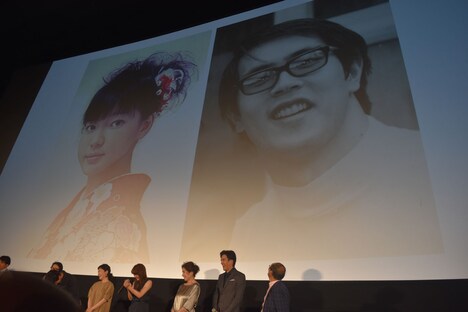 スクリーン左から20歳の多部未華子、20歳の志賀廣太郎。