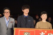 左から水田伸生、北村匠海、小林聡美。
