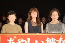 左から小林聡美、多部未華子、倍賞美津子。