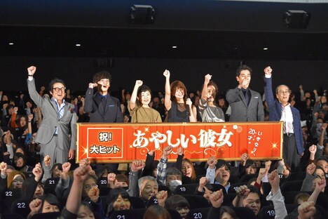 「あやしい彼女」初日舞台挨拶の様子。