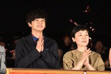 左から北村匠海、小林聡美。