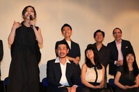 でんでんに劇中でおしりを触られたときのことを説明する内田慈（左）。