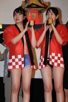 神輿を担いで登場した南まゆ（左）、小野寺梨紗（右）。