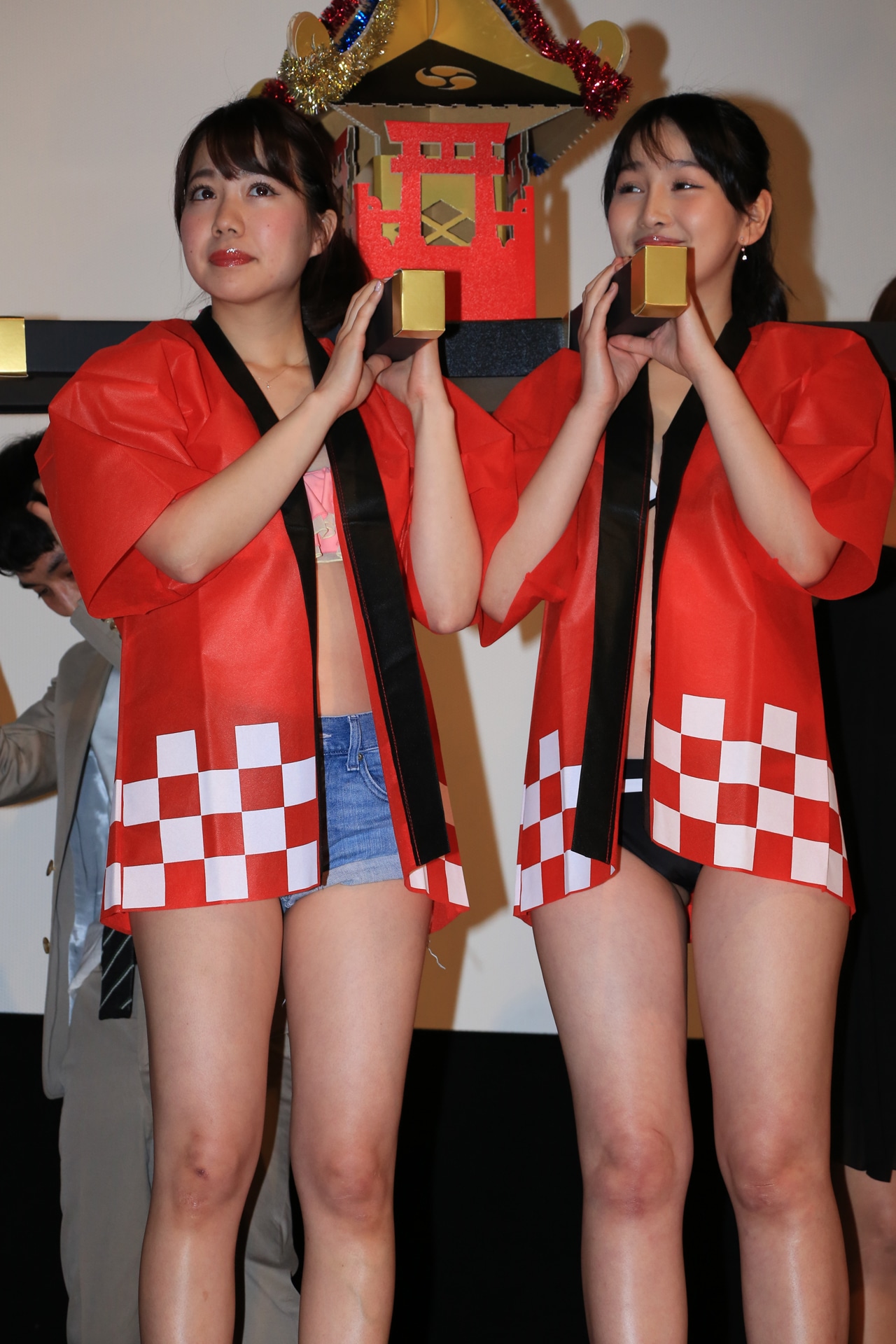 神輿を担いで登場した南まゆ（左）、小野寺梨紗（右）。