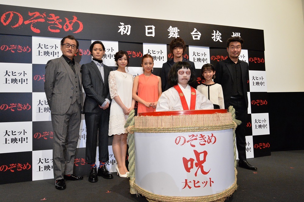 「のぞきめ」初日舞台挨拶の様子。後列左から吉田鋼太郎、玉城裕規、入来茉里、板野友美、白石隼也、石井心愛、三木康一郎。