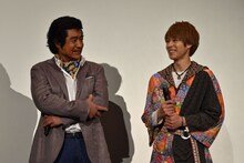 西銘駿（右）の「勇気」という言葉を使ったコメントを聞き、「今の言葉、いいなあ！」と絶賛する藤岡弘、（左）。