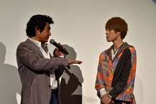 仮面ライダーシリーズ主演の心得を説く藤岡弘、（左）と、真剣に耳を傾ける西銘駿（右）。