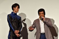 人生で怖かった経験について語る藤岡弘、（右）と、うなずきながら話を聞く山本涼介（左）。