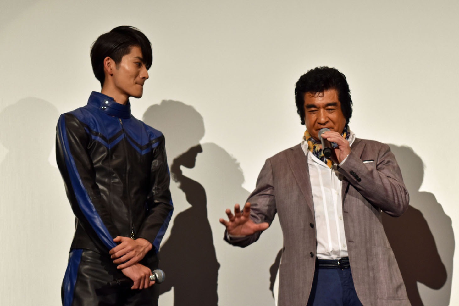人生で怖かった経験について語る藤岡弘、（右）と、うなずきながら話を聞く山本涼介（左）。