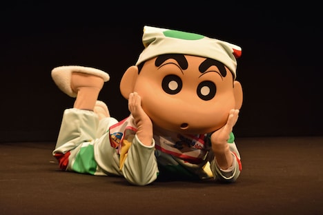 転がりながら登場した野原しんのすけ。