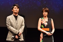 左から安田顕、吉瀬美智子。