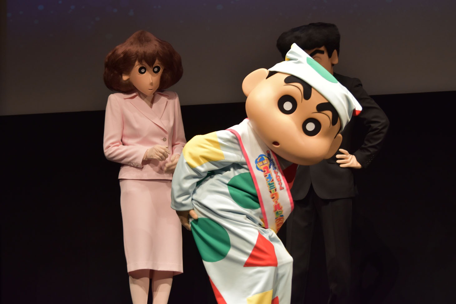 お尻をアピールする野原しんのすけ（中央）。