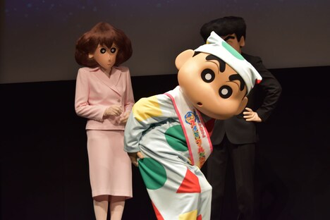 お尻をアピールする野原しんのすけ(中央)。