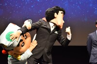 吉瀬美智子に「大ファン」を言われ喜ぶ野原ひろし（右）と、「とーちゃん足臭いですよ！」と言う野原しんのすけ。