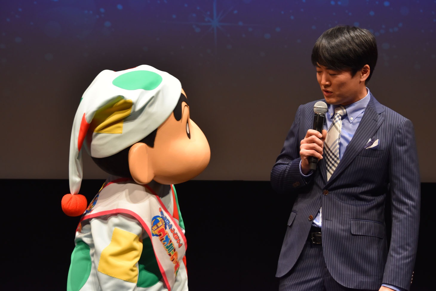 「オラのことが好きだから参加してくれたんですよね？」と劇団ひとりに詰め寄る野原しんのすけ（左）と、「近いよ！」と言う劇団ひとり（右）。